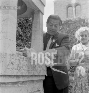 THE COREOGRAPHER AND DANCER SERGE LIFAR AT VENICE CEMETERY FOR THE COMMEMORATION OF THE DANCER SERGEJ DIAGHILEV - 1951 © ARCHIVIO Graziano Arici/Rosebud2  / COREOGRAFO / DANZA / BALLETTO / BALLERINO / CIMITERO