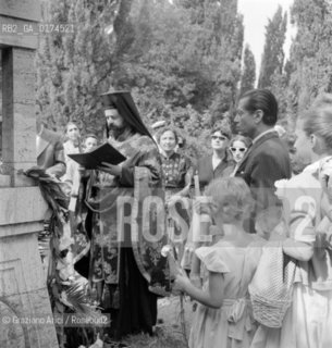 THE COREOGRAPHER AND DANCER SERGE LIFAR AT VENICE CEMETERY FOR THE COMMEMORATION OF THE DANCER SERGEJ DIAGHILEV - 1951 © ARCHIVIO Graziano Arici/Rosebud2  / COREOGRAFO / DANZA / BALLETTO / BALLERINO / CIMITERO / RELIGIONE / PRETE