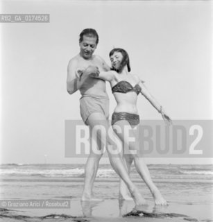 THE COREOGRAPHER AND DANCER SERGE LIFAR WITH THE DANCER HELENE MARA ANDRAU AT VENICE LIDO BEACH - 1951 © ARCHIVIO Graziano Arici/Rosebud2  / COREOGRAFO / DANZA / BALLETTO / BALLERINO / SPIAGGIA