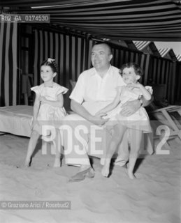 THE PUBLISHER COMMENDATORE MARZOCCHI WITH HIS CHILDREN AT VENICE LIDO BEACH   -1950 - © ARCHIVIO Graziano Arici/Rosebud2  / VARIE / EDITORE / SPIAGGIA