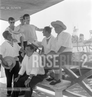 THE POP SINGER TONY RENIS IN VENICE  - 1964 © ARCHIVIO Graziano Arici/Rosebud2  /  MUSICA POP / CANTANTE POP / GONDOLIERE