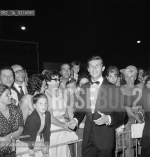 THE POP SINGER TONY RENIS AT THE XXV INTERNATIONAL FILM FESTIVAL IN VENICE LIDO  - 1964 © ARCHIVIO Graziano Arici/Rosebud2  /  MUSICA POP / CANTANTE POP /  MOSTRA DEL CINEMA