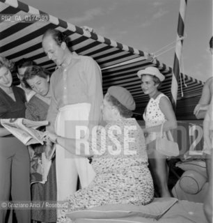 LORD COLLIN TENNANT WITH THE JOURNALIST ELSA MAXWELL AT VENICE LIDO BEACH - 1954 - © ARCHIVIO Graziano Arici/Rosebud2  / NOBILTA / LORD / SPIAGGIA / GIORNALISTA