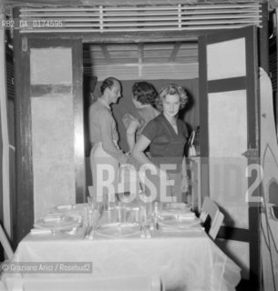 LORD COLLIN TENNANT WITH THE COUNTESS MARINA CICOGNA AT  VENICE LIDO BEACH - 1954 - © ARCHIVIO Graziano Arici/Rosebud2  / NOBILTA / LORD / CONTE / SPIAGGIA