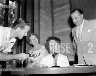 THE WRITER FLORA VOLPINI WITH THE JOURNALIST SIMEON DUBREUILL AT VENICE LIDO - 1950 © ARCHIVIO Graziano Arici/Rosebud2  / LETTERATURA / GIORNALISTA / SCRITTRICE