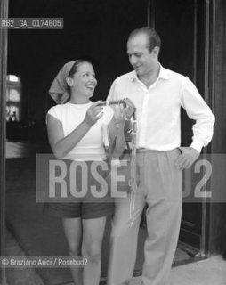 THE WRITER FLORA VOLPINI WITH PIETRO MELE AT VENICE LIDO - 1951 © ARCHIVIO Graziano Arici/Rosebud2  / LETTERATURA / SCRITTRICE