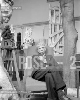 THE SCULPTOR OSSIP ZADKINE IN HIS STUDIUM - PARIS - 1950  © ARCHIVIO Graziano Arici/Rosebud2  / ARTE / SCULTORE
