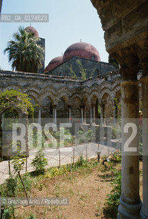 SICILIA  , PALERMO. : S.GIOVANNI DEGLI EREMITI - © 2002 Graziano Arici/Rosebud2 / GEO / CHIESA / ARCHITETTURA NORMANNA / CHIOSTRO