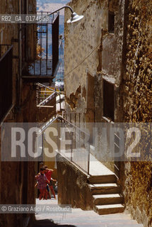 SICILIA  , AGRIGENTO  : STRADINA DEL CENTRO  - © 2002 Graziano Arici/Rosebud2 / GEO /