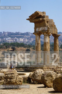 SICILIA  , AGRIGENTO . : TEMPIO DI CASTORE E POLLUCE  - © 2002 Graziano Arici/Rosebud2 / GEO / ARCHITETTURA / DORICO / COLONNE / ARCHEO