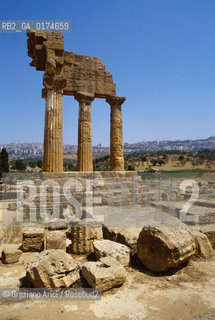 SICILIA  , AGRIGENTO . : TEMPIO DI CASTORE E POLLUCE  - © 2002 Graziano Arici/Rosebud2 / GEO / ARCHITETTURA / DORICO / COLONNE / ARCHEO