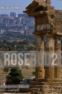 SICILIA  , AGRIGENTO . : TEMPIO DI CASTORE E POLLUCE  - © 2002 Graziano Arici/Rosebud2 / GEO / ARCHITETTURA / DORICO / COLONNE / ARCHEO
