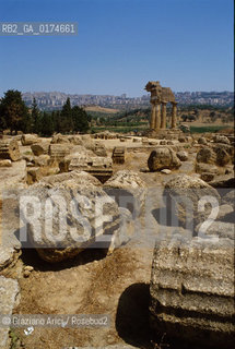 SICILIA  , AGRIGENTO . : TEMPIO DI CASTORE E POLLUCE  - © 2002 Graziano Arici/Rosebud2 / GEO / ARCHITETTURA / DORICO / COLONNE / ARCHEO