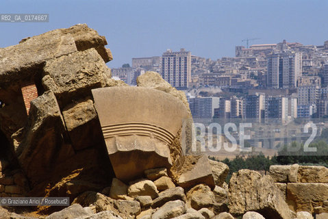 SICILIA  , AGRIGENTO . : QUARTIERE ELLENISTICO-ROMANO  - © 2002 Graziano Arici/Rosebud2 / GEO / ARCHITETTURA /  ARCHEO / COLONNE