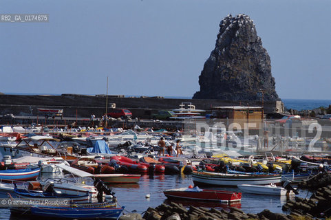 SICILIA  , ( CATANIA ) ACI TREZZA  : FARAGLIONI  - © 2002 Graziano Arici/Rosebud2 / GEO /