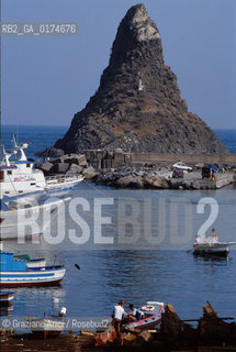 SICILIA  , ( CATANIA ) ACI TREZZA  : FARAGLIONI  - © 2002 Graziano Arici/Rosebud2 / GEO / MARE