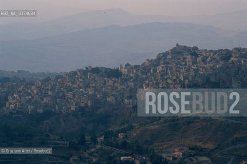 SICILIA  , ( ENNA ) CALASCIBETTA  : PANORAMA  - © 2002 Graziano Arici/Rosebud2 / GEO /