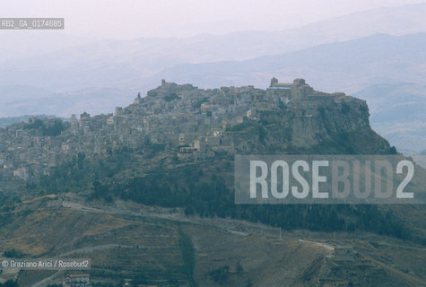 SICILIA  , ( ENNA ) CALASCIBETTA  : PANORAMA  - © 2002 Graziano Arici/Rosebud2 / GEO /