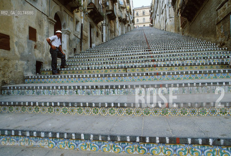 SICILIA  , ( CATANIA ) CALTAGIRONE  : LA SCALA DI S.MARIA AL MONTE  - © 2002 Graziano Arici/Rosebud2 / GEO /