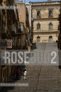 SICILIA  , ( CATANIA ) CALTAGIRONE  : LA SCALA DI S.MARIA AL MONTE  - © 2002 Graziano Arici/Rosebud2 / GEO /