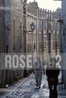 SICILIA  , ( TRAPANI ) ERICE  : STRADINA DEL CENTRO   - © 2002 Graziano Arici/Rosebud2 / GEO /