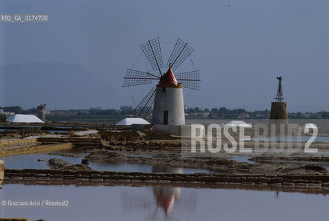 SICILIA  , ( TRAPANI ) MARSALA : LE SALINE    - © 2002 Graziano Arici/Rosebud2 / GEO  / MULINO