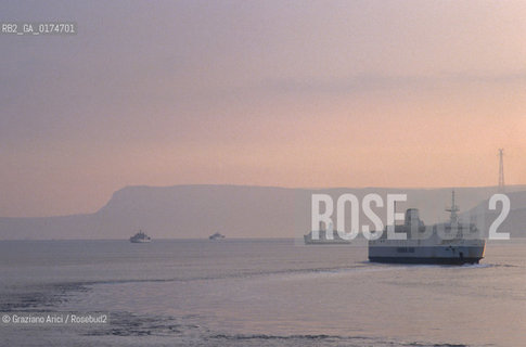 SICILIA  , MESSINA : VEDUTA DELLO STRETTO    - © 2002 Graziano Arici/Rosebud2 / GEO / NAVE