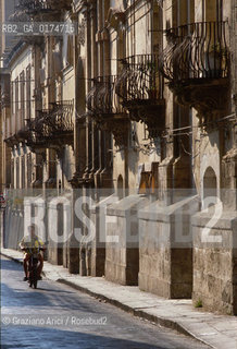 SICILIA  , (SIRACUSA) NOTO : STRADA DEL CENTRO    - © 2002 Graziano Arici/Rosebud2 / GEO / ARCHITETTURA / BAROCCO