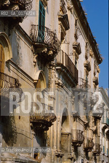 SICILIA  , (SIRACUSA) NOTO : CASE DEL CENTRO    - © 2002 Graziano Arici/Rosebud2 / GEO / ARCHITETTURA / BAROCCO