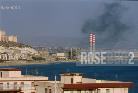SICILIA  , (AGRIGENTO) PORTO EMPEDOCLE    - © 2002 Graziano Arici/Rosebud2 / GEO / INDUSTRIA / INQUINAMENTO