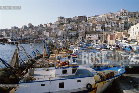 SICILIA  , (AGRIGENTO)  SCIACCA : IL PORTO  - © 2002 Graziano Arici/Rosebud2 / GEO / PESCA