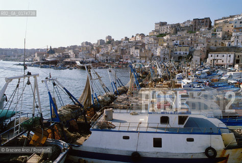 SICILIA  , (AGRIGENTO)  SCIACCA : IL PORTO  - © 2002 Graziano Arici/Rosebud2 / GEO / PESCA