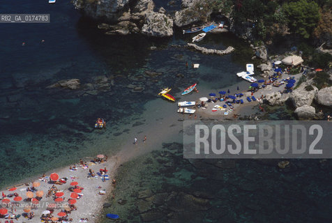 SICILIA  , (MESSINA) TAORMINA : SPIAGGIA SULLISOLA BELLA  - © 2002 Graziano Arici/Rosebud2 / GEO /