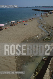 SICILIA  , SPIAGGIA SU UNA FOGNA VICINO A PORTO EMPEDOCLE  - © 2002 Graziano Arici/Rosebud2 / GEO / INQUINAMENTO
