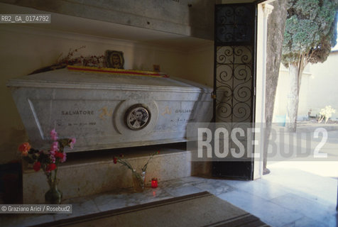 SICILIA  , MONTELEPRE : LA TOMBA DEL BANDITO SALVATORE GIULIANO  - © 2002 Graziano Arici/Rosebud2 / GEO