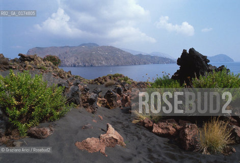 SICILIA  , ( ARCIPELAGO DELLE ISOLE EOLIE) ISOLA DI VULCANO E LIPARI   - © 2002 Graziano Arici/Rosebud2 / GEO / MARE