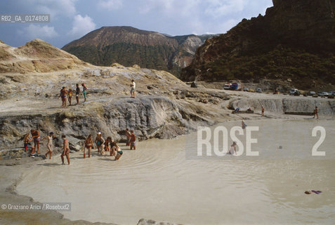 SICILIA  , ( ARCIPELAGO DELLE ISOLE EOLIE) ISOLA DI VULCANO : SORGENTI DI ACQUA SULFUREA  - © 2002 Graziano Arici/Rosebud2 / GEO / MARE