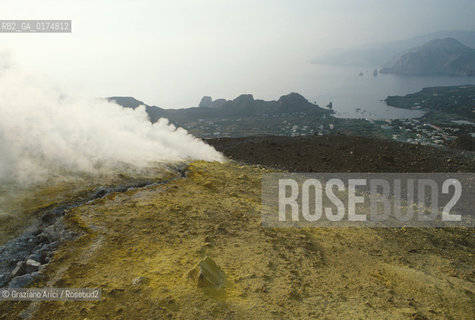 SICILIA  , ( ARCIPELAGO DELLE ISOLE EOLIE) ISOLA DI VULCANO : IL CRATERE  - © 2002 Graziano Arici/Rosebud2 / GEO / MARE