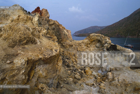 SICILIA  , ( ARCIPELAGO DELLE ISOLE EOLIE) ISOLA DI VULCANO   - © 2002 Graziano Arici/Rosebud2 / GEO / MARE