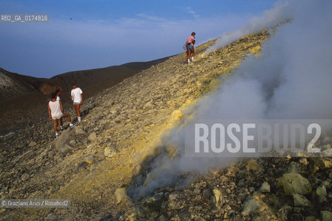 SICILIA  , ( ARCIPELAGO DELLE ISOLE EOLIE) ISOLA DI VULCANO : IL CRATERE  - © 2002 Graziano Arici/Rosebud2 / GEO / MARE