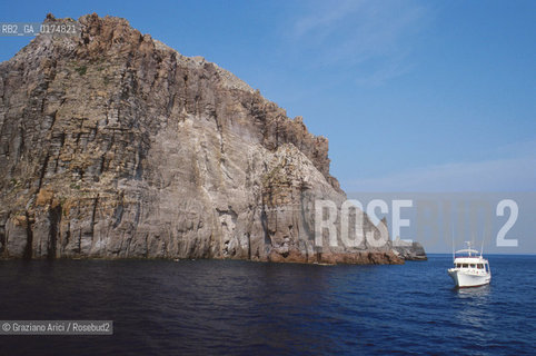 SICILIA  , ( ARCIPELAGO DELLE ISOLE EOLIE) ISOLA DI PANAREA - SCOGLIO DI BASILUZZO   - © 2002 Graziano Arici/Rosebud2 / GEO / MARE