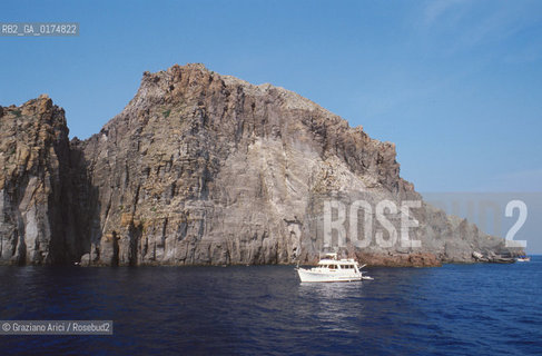 SICILIA  , ( ARCIPELAGO DELLE ISOLE EOLIE) ISOLA DI PANAREA - SCOGLIO DI BASILUZZO   - © 2002 Graziano Arici/Rosebud2 / GEO / MARE