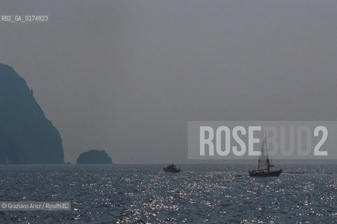 SICILIA  , ( ARCIPELAGO DELLE ISOLE EOLIE) ISOLA DI PANAREA - SCOGLIO DI BASILUZZO   - © 2002 Graziano Arici/Rosebud2 / GEO / MARE