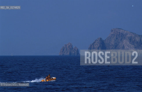 SICILIA  , ( ARCIPELAGO DELLE ISOLE EOLIE) ISOLA DI PANAREA - SCOGLIO DI BASILUZZO   - © 2002 Graziano Arici/Rosebud2 / GEO / MARE