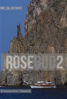 SICILIA  , ( ARCIPELAGO DELLE ISOLE EOLIE) ISOLA DI PANAREA - SCOGLIO DI BASILUZZO   - © 2002 Graziano Arici/Rosebud2 / GEO / MARE