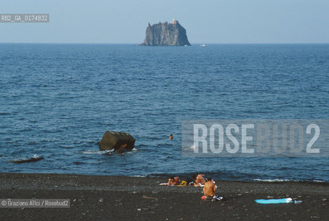 SICILIA  , ( ARCIPELAGO DELLE ISOLE EOLIE) ISOLA DI STROMBOLI E STROMBOLICCHIO  - © 2002 Graziano Arici/Rosebud2 / GEO / MARE