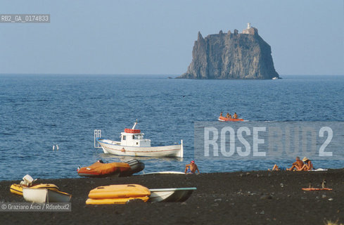 SICILIA  , ( ARCIPELAGO DELLE ISOLE EOLIE) ISOLA DI STROMBOLI E STROMBOLICCHIO  - © 2002 Graziano Arici/Rosebud2 / GEO / MARE
