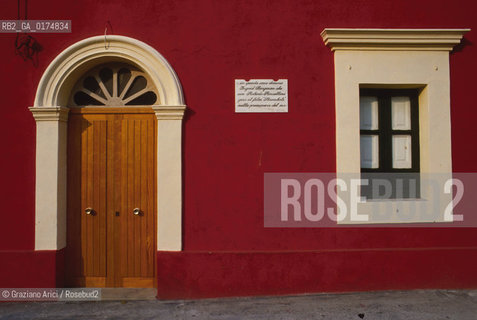 SICILIA  , ( ARCIPELAGO DELLE ISOLE EOLIE) ISOLA DI STROMBOLI : CASA ABITATA DA ROBERTO ROSSELLINI E DA INGRID BERGMAN DURANTE LA LAVORAZIONE DEL FILM  - © 2002 Graziano Arici/Rosebud2 / GEO / MARE / CINEMA