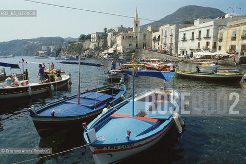 SICILIA  , ( ARCIPELAGO DELLE ISOLE EOLIE) ISOLA DI LIPARI : PORTICCIOLO  - © 2002 Graziano Arici/Rosebud2 / GEO / MARE