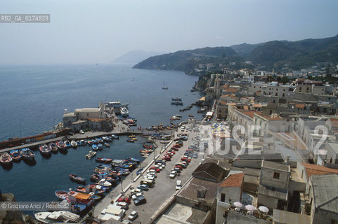 SICILIA  , ( ARCIPELAGO DELLE ISOLE EOLIE) ISOLA DI LIPARI : PORTICCIOLO  - © 2002 Graziano Arici/Rosebud2 / GEO / MARE